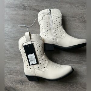 Art Class Girls Cream Jovi Boots NWT